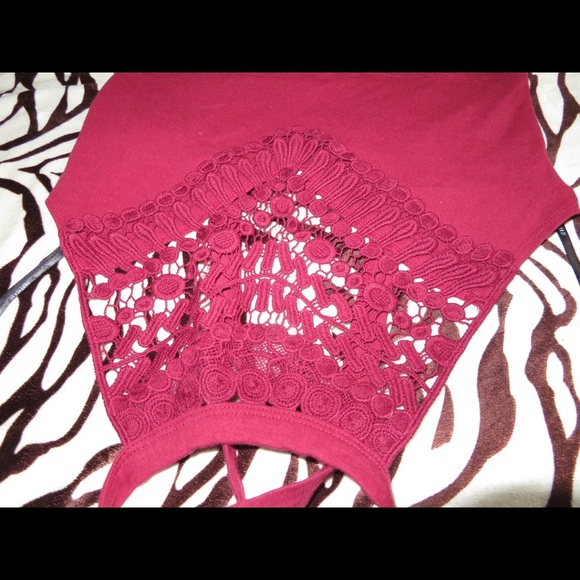 Crotchet crop top - Picture 3 of 3